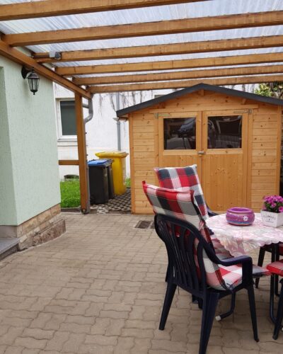 Außenbereich mit Sitzecke der Pension Muldental